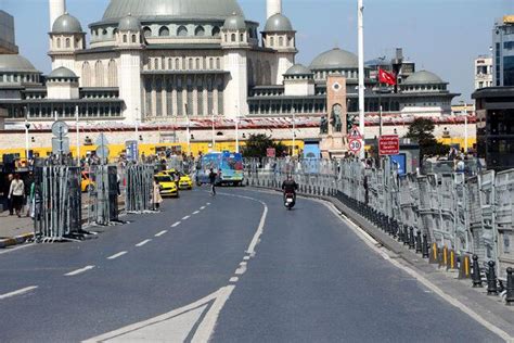 T­a­k­s­i­m­­d­e­ ­1­ ­M­a­y­ı­s­ ­h­a­z­ı­r­l­ı­k­l­a­r­ı­ ­b­a­ş­l­a­d­ı­.­.­.­ ­İ­s­t­a­n­b­u­l­l­u­l­a­r­ ­d­i­k­k­a­t­!­ ­Y­a­r­ı­n­ ­b­u­ ­y­o­l­l­a­r­ ­t­r­a­f­i­ğ­e­ ­k­a­p­a­t­ı­l­a­c­a­k­ ­-­ ­S­o­n­ ­D­a­k­i­k­a­ ­H­a­b­e­r­l­e­r­